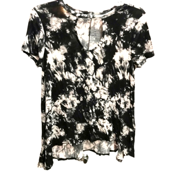 🔖FINAL SALE MUDD Black and White Tie Dye Flowy Top - Picture 1 of 8